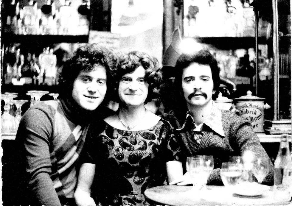 09_Michael_Eggert_Charlotte_von_Mahlsdorf_Peter_Rausch_im_Gründerzeitmuseum_Mahlsdorf _1976(1).jpg 09_Michael_Eggert_Charlotte_von_Mahlsdorf_Peter_Rausch_im_Gründerzeitmuseum_Mahlsdorf _1976(1).jpg